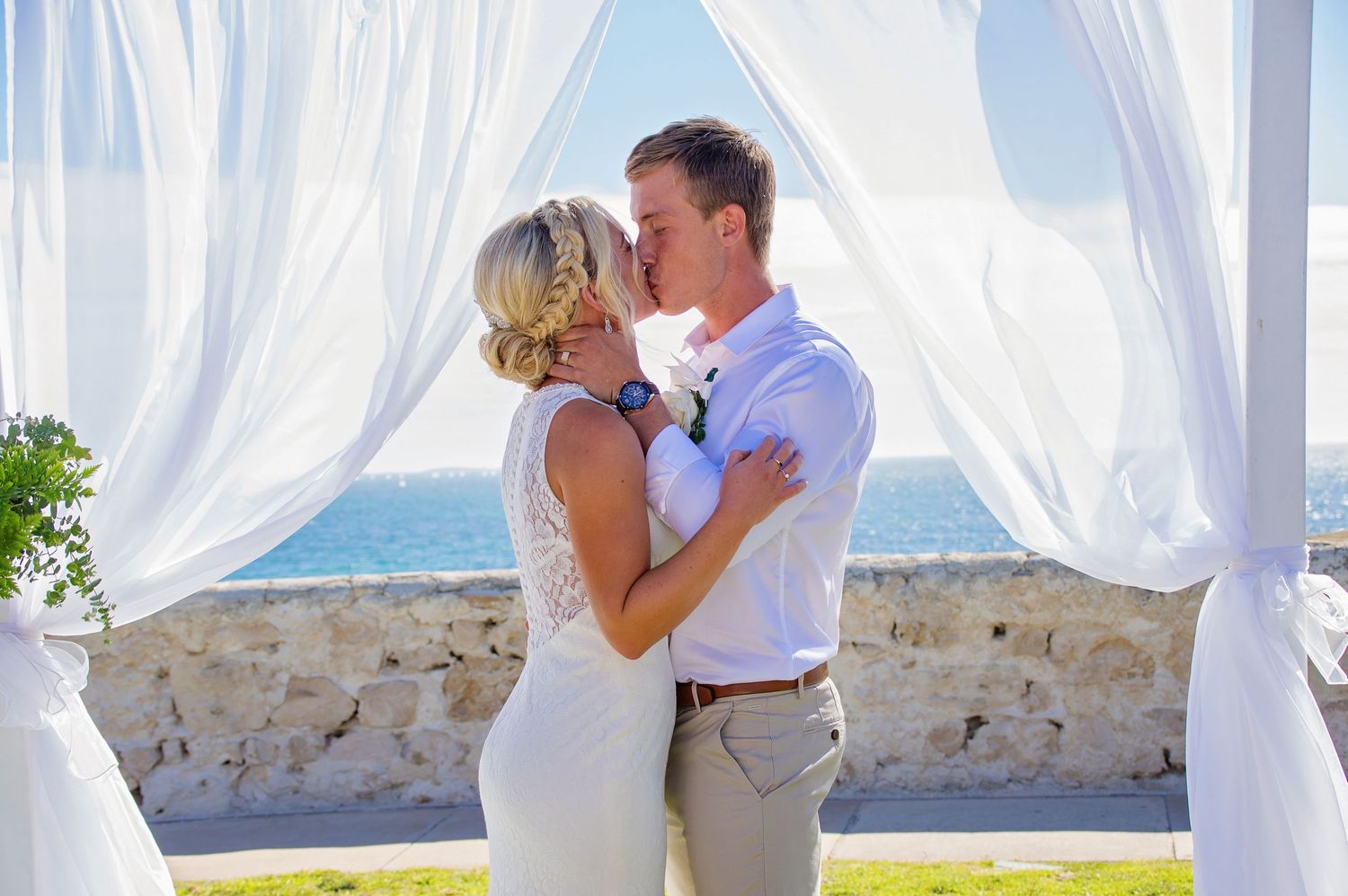 bride and groom kissing outdoor beach location
