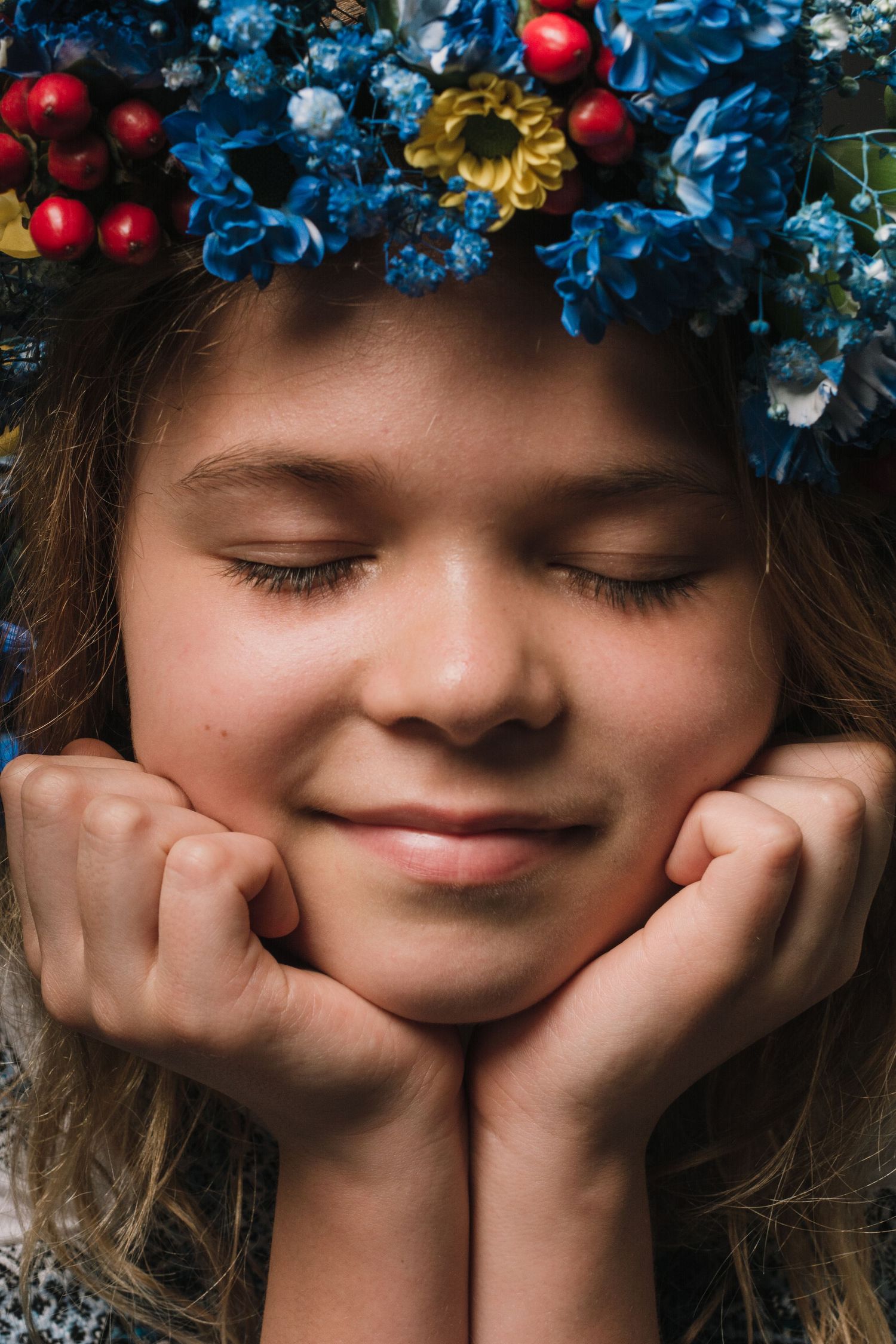 Listen To Ukrainian Hearts is a mini photo project aiming to urge people in Vietnam and Saigon donate to Ukraine.