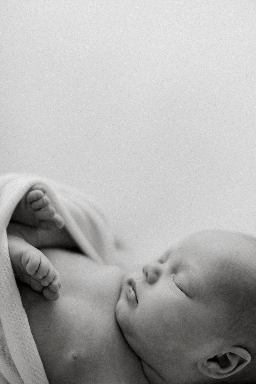 Newbornkuvaus Tampere, vastasyntyneen valokuvaus.