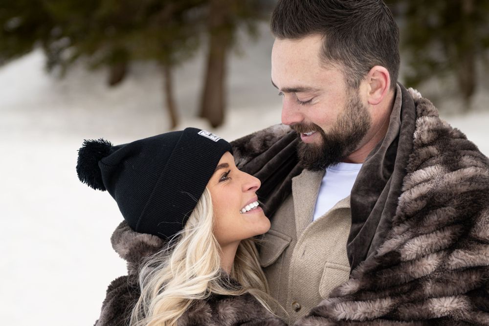 Intimate couples photography in the snow