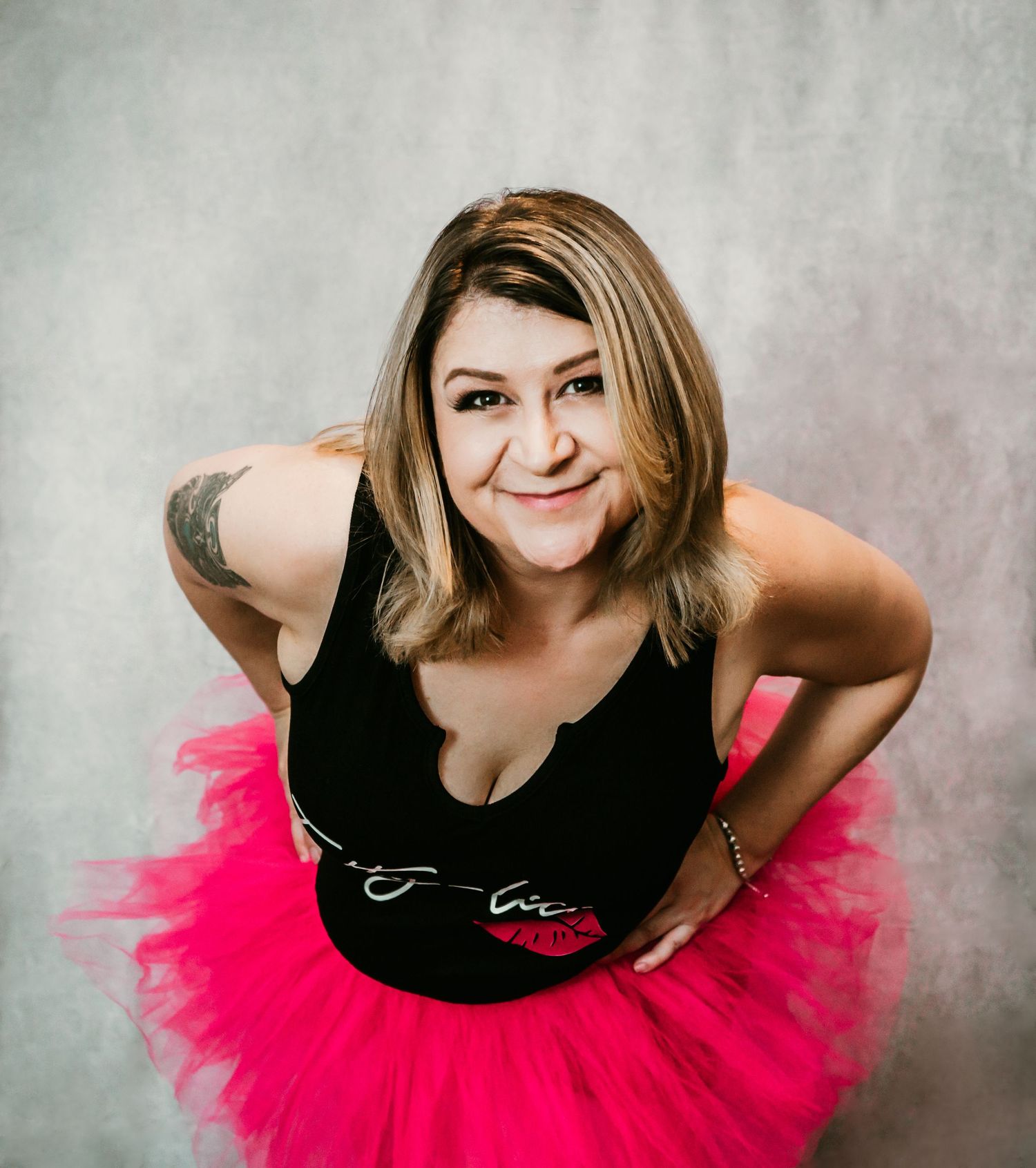 Studio Cake Smash Session in Home Ruskin, FL; Woman posing in tutu