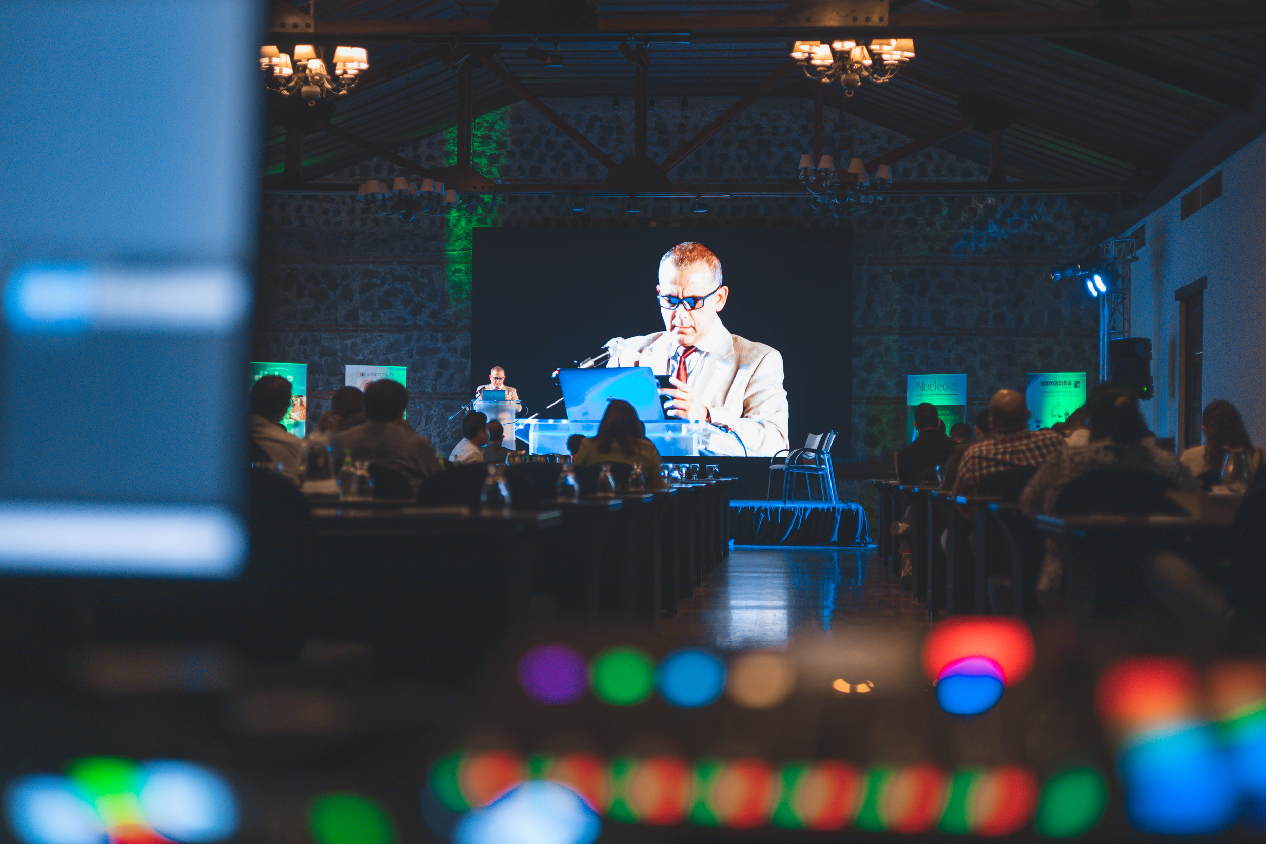 Montaje de cámaras para streaming, pantallas LED e Interpretación simumltánea en evento corporativo en Antigua Guatemala