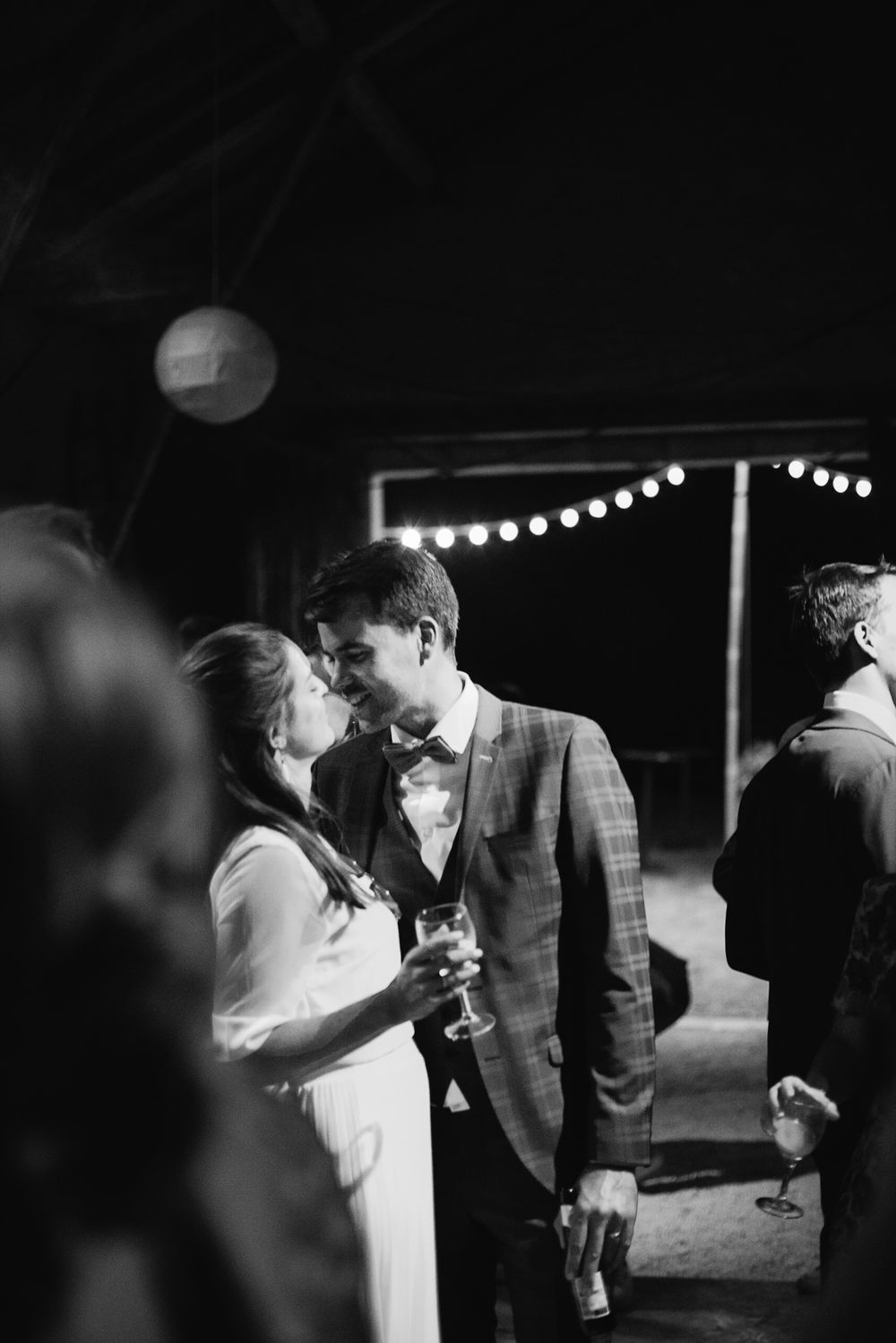les mariés amoureux dansent