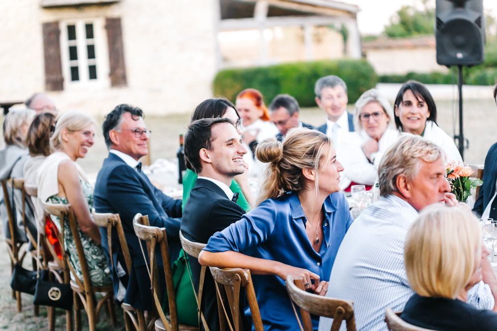 les invités écoutent le discours des mariés