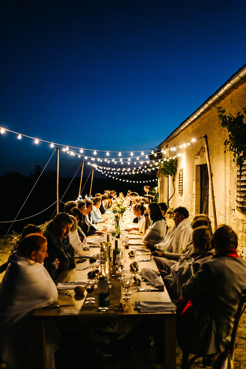 guirlandes de mariage à la tombée de la nuit