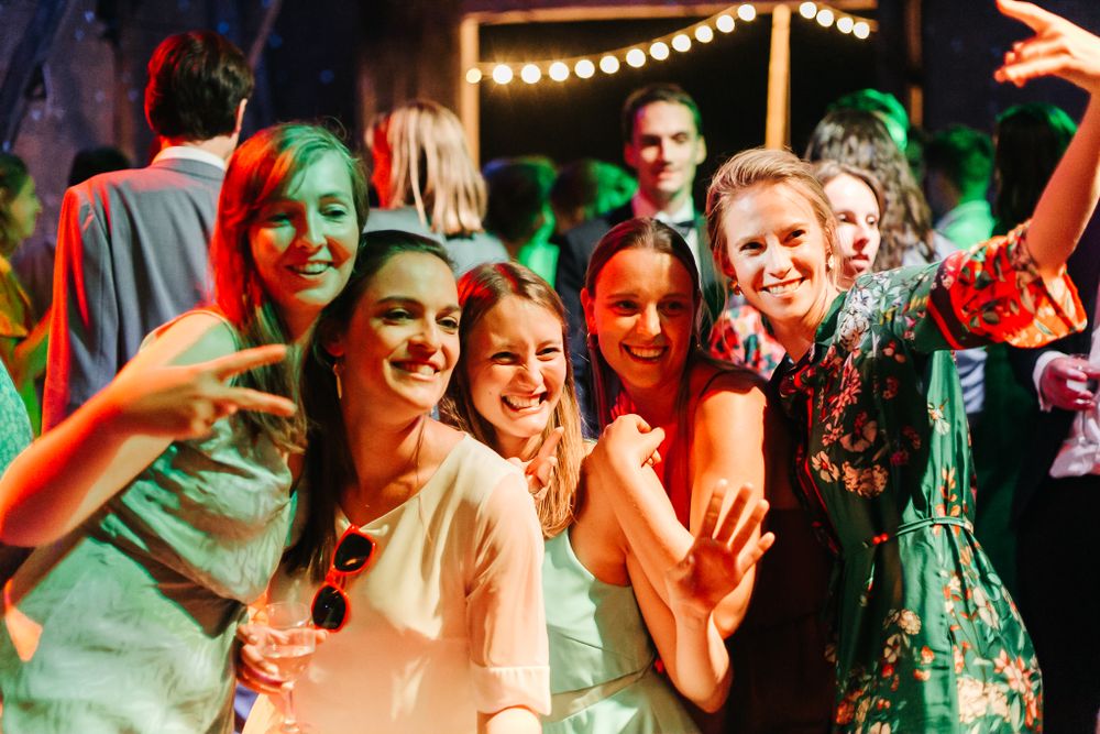photo de la mariée et ses amies lors de la soirée de mariage