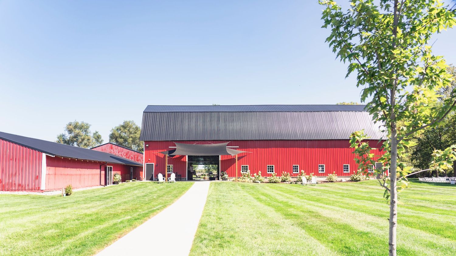 Blue Heron Barn Kalamazoo Wedding Venue - Photographer and Videographer Almost Fantasy