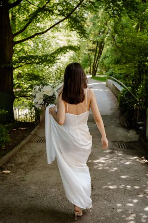 Reportage Hochzeitsfotograf Standesamtliche Trauung Berlin  Fotoshooting Blumenstrauß Hochzeitsfeier Outdoor