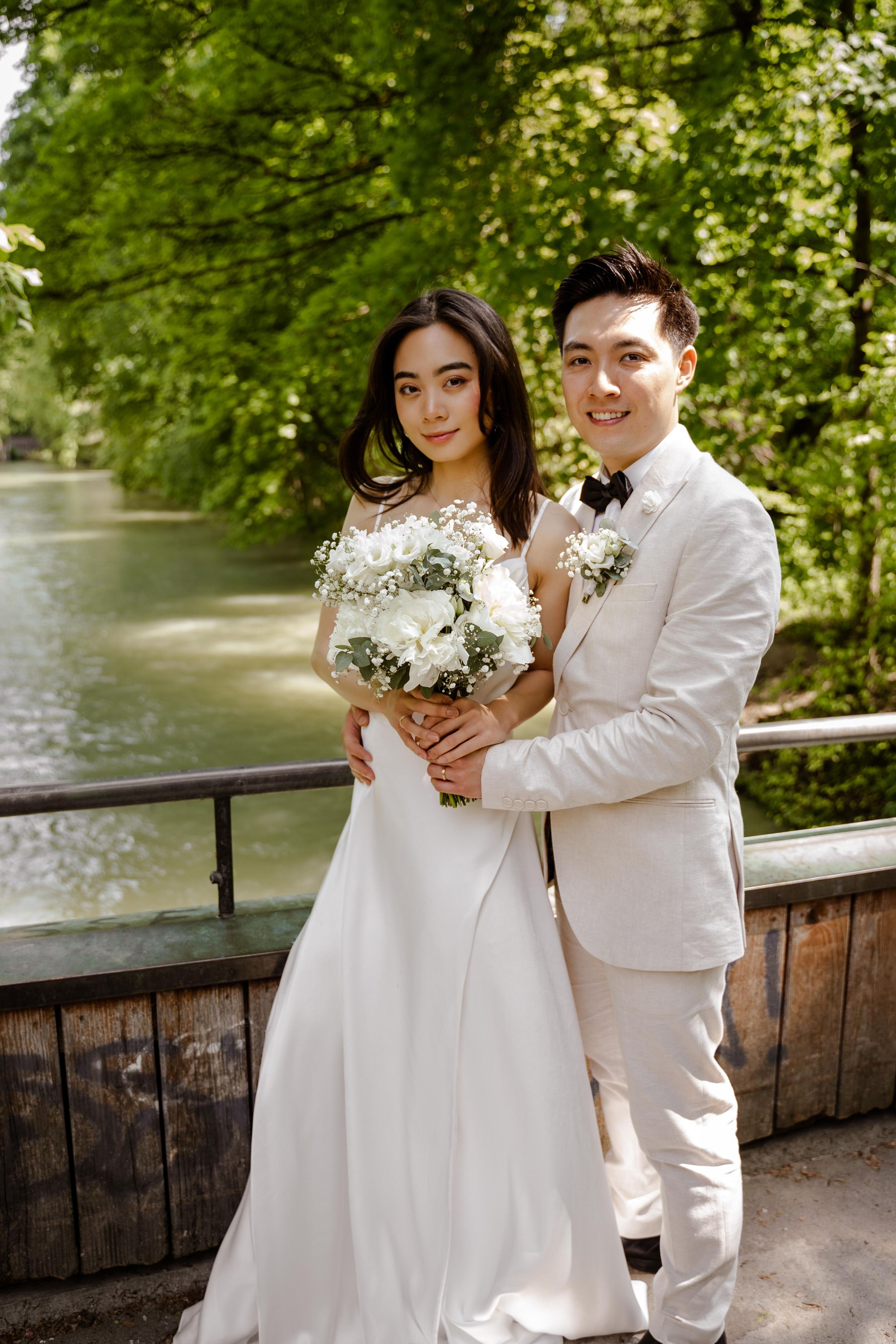 Reportage Hochzeitsfotograf Standesamtliche Trauung Berlin  Fotoshooting Blumenstrauß Hochzeitsfeier Outdoor