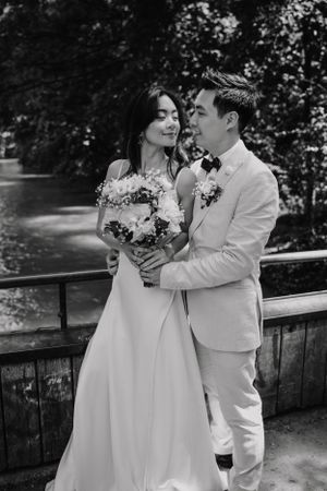 Reportage Hochzeitsfotograf Standesamtliche Trauung Berlin  Fotoshooting Blumenstrauß Hochzeitsfeier Outdoor