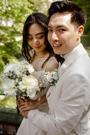 Reportage Hochzeitsfotograf Standesamtliche Trauung Berlin  Fotoshooting Blumenstrauß Hochzeitsfeier Outdoor