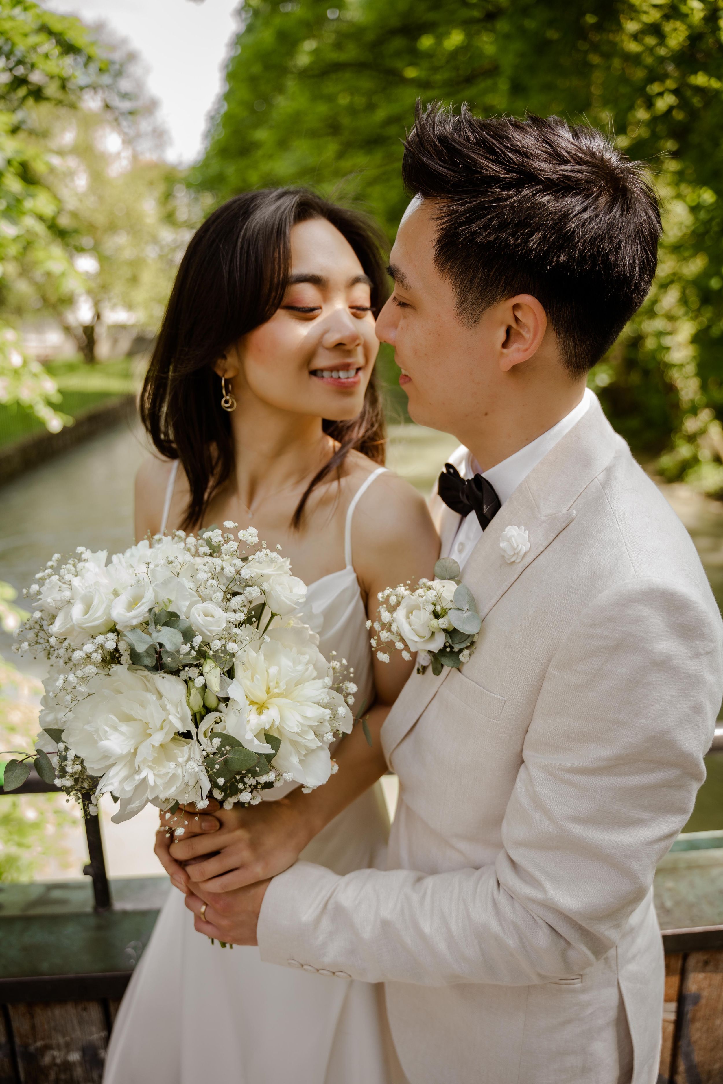 Reportage Hochzeitsfotograf Standesamtliche Trauung Berlin  Fotoshooting Blumenstrauß Hochzeitsfeier Outdoor