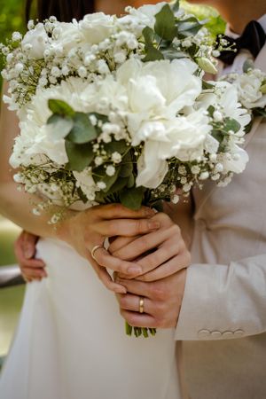 Reportage Hochzeitsfotograf Standesamtliche Trauung Berlin  Fotoshooting Blumenstrauß Hochzeitsfeier Outdoor