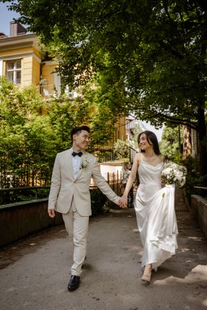 Reportage Hochzeitsfotograf Standesamtliche Trauung Berlin  Fotoshooting Blumenstrauß Hochzeitsfeier Outdoor