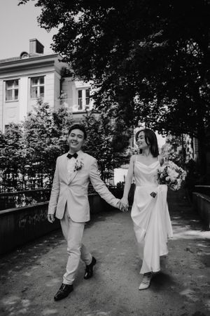 Reportage Hochzeitsfotograf Standesamtliche Trauung Berlin  Fotoshooting Blumenstrauß Hochzeitsfeier Outdoor