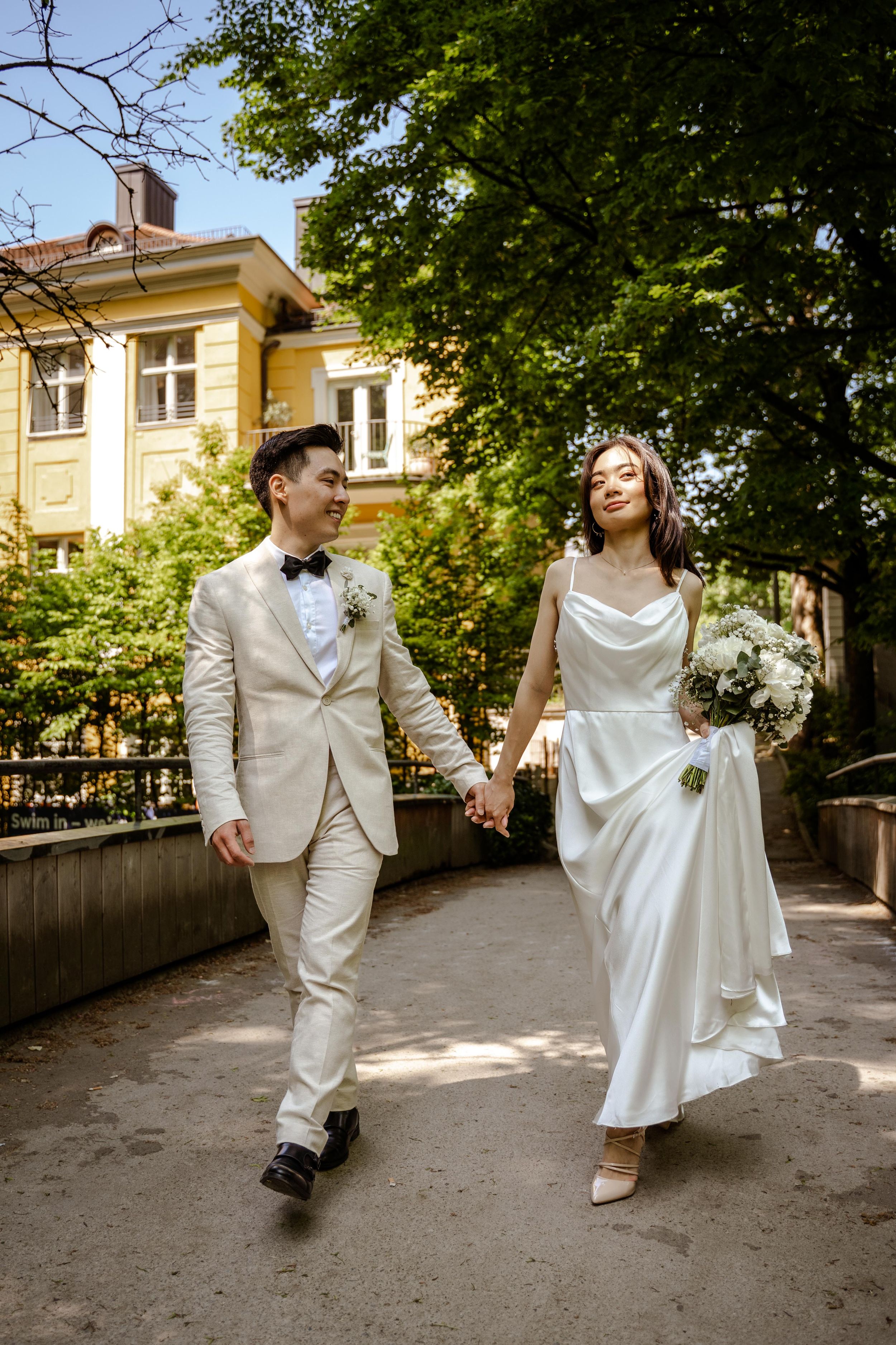 Reportage Hochzeitsfotograf Standesamtliche Trauung Berlin  Fotoshooting Blumenstrauß Hochzeitsfeier Outdoor
