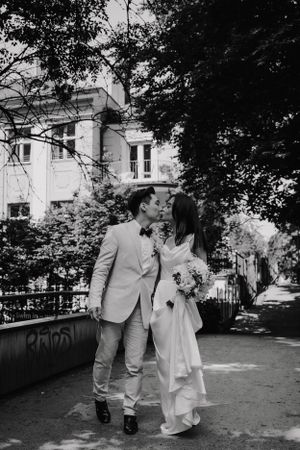 Reportage Hochzeitsfotograf Standesamtliche Trauung Berlin  Fotoshooting Blumenstrauß Hochzeitsfeier Outdoor