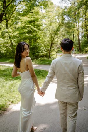 Reportage Hochzeitsfotograf Standesamtliche Trauung Berlin  Fotoshooting Blumenstrauß Hochzeitsfeier Outdoor