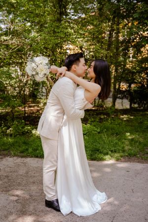 Reportage Hochzeitsfotograf Standesamtliche Trauung Berlin  Fotoshooting Blumenstrauß Hochzeitsfeier Outdoor