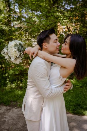 Reportage Hochzeitsfotograf Standesamtliche Trauung Berlin  Fotoshooting Blumenstrauß Hochzeitsfeier Outdoor