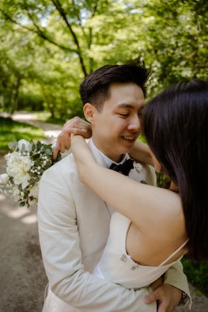 Reportage Hochzeitsfotograf Standesamtliche Trauung Berlin  Fotoshooting Blumenstrauß Hochzeitsfeier Outdoor