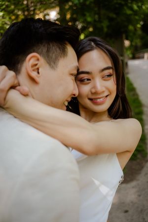 Reportage Hochzeitsfotograf Standesamtliche Trauung Berlin  Fotoshooting Blumenstrauß Hochzeitsfeier Outdoor