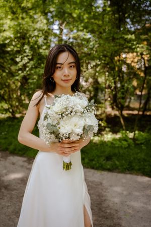 Reportage Hochzeitsfotograf Standesamtliche Trauung Berlin  Fotoshooting Blumenstrauß Hochzeitsfeier Outdoor