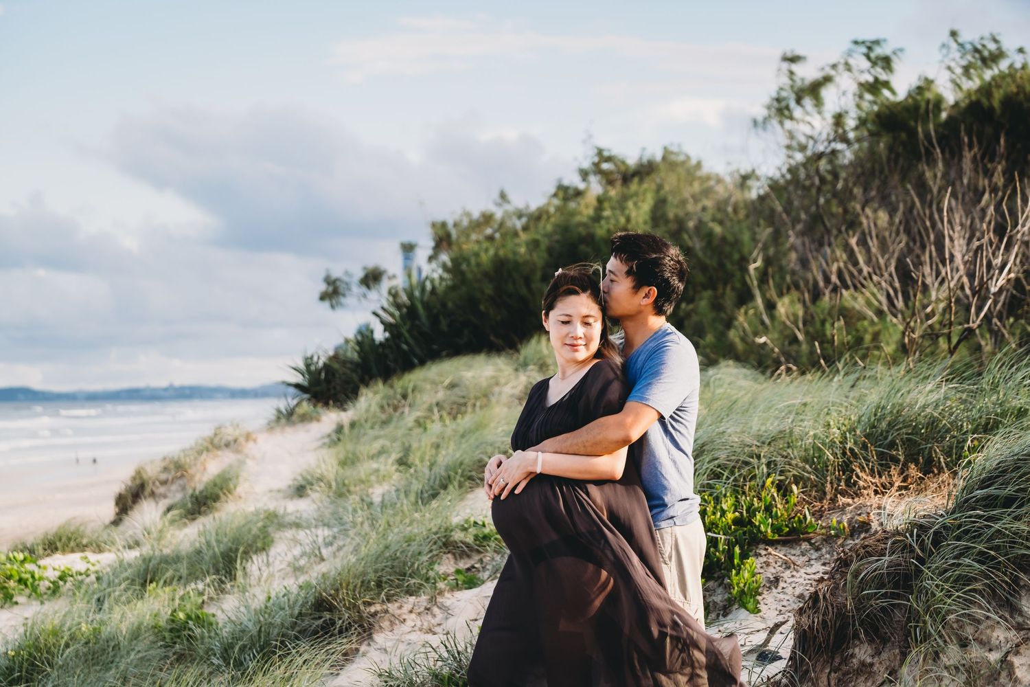 maternity-photos-by-the-beach-lifestyle-photographer-brisbane-queensland