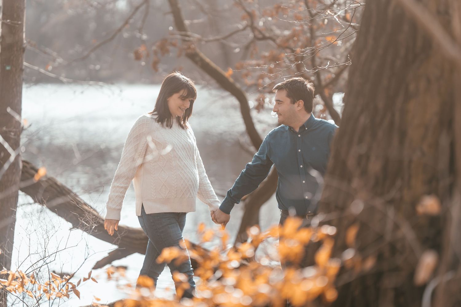 Magische Schwangerschaftsfotos in Berlin: Das strahlende Paar vor der Linse des Hochzeitsfotografen