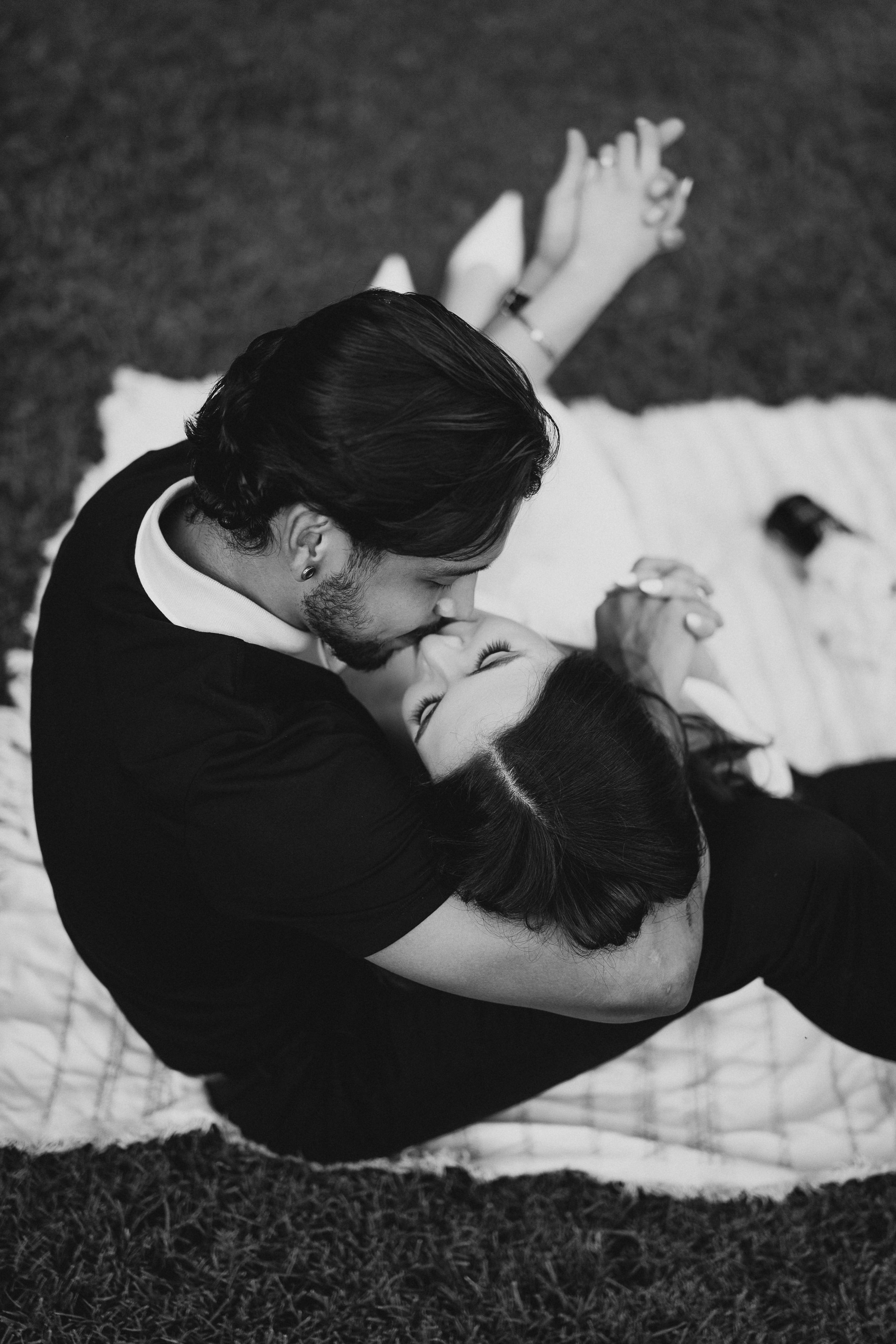 couple sitting on the group kissing during engagement photoshoot. highland parking texas. alex marie photography.