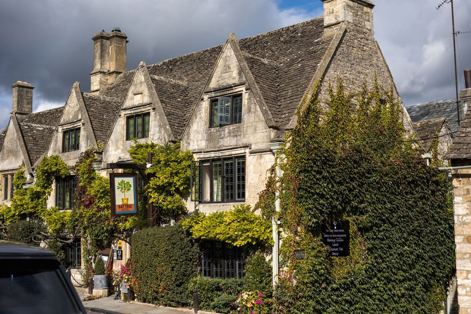 Vicky Lewis Photography, The Bay Tree, Burford, Cotswolds wedding venue