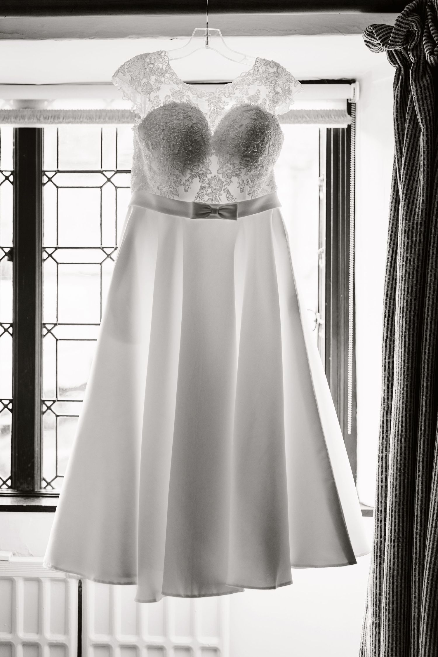 Vicky Lewis Photography, The Bay Tree, Burford, Cotswolds, wedding venue, wedding dress hung up in window
