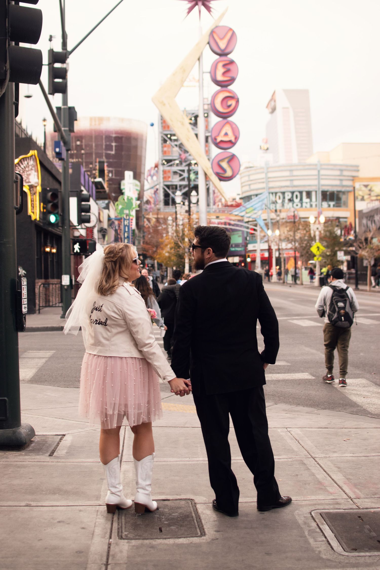 Las vegas sign perfect for pictures to get all the vintage vibes for your elopement