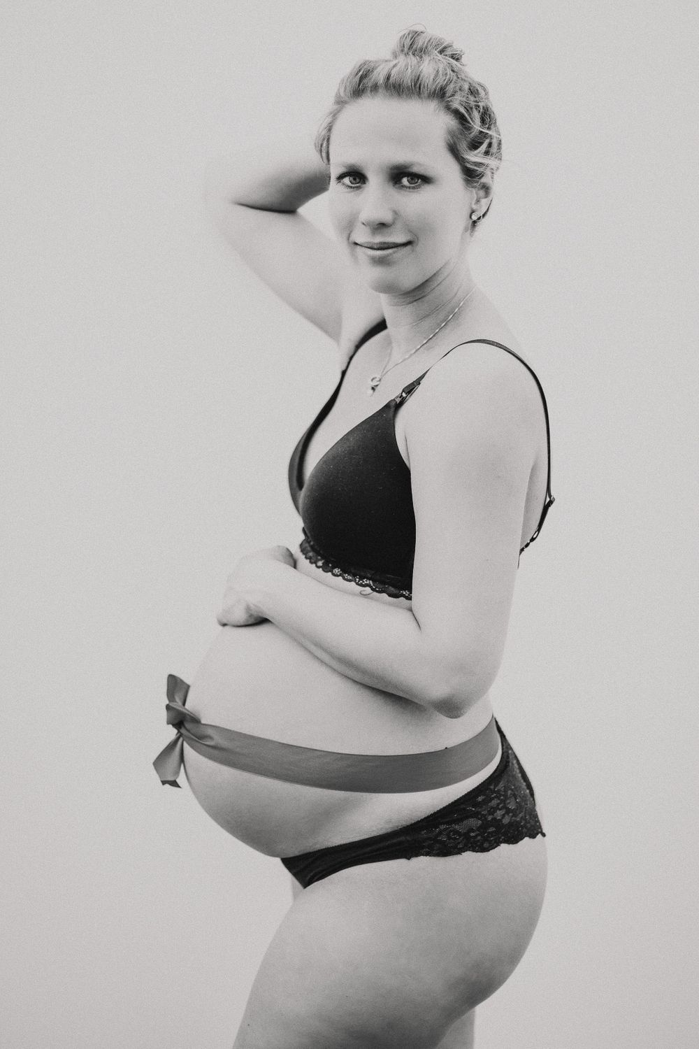 Schwangerschaftsshooting schwarz weiss