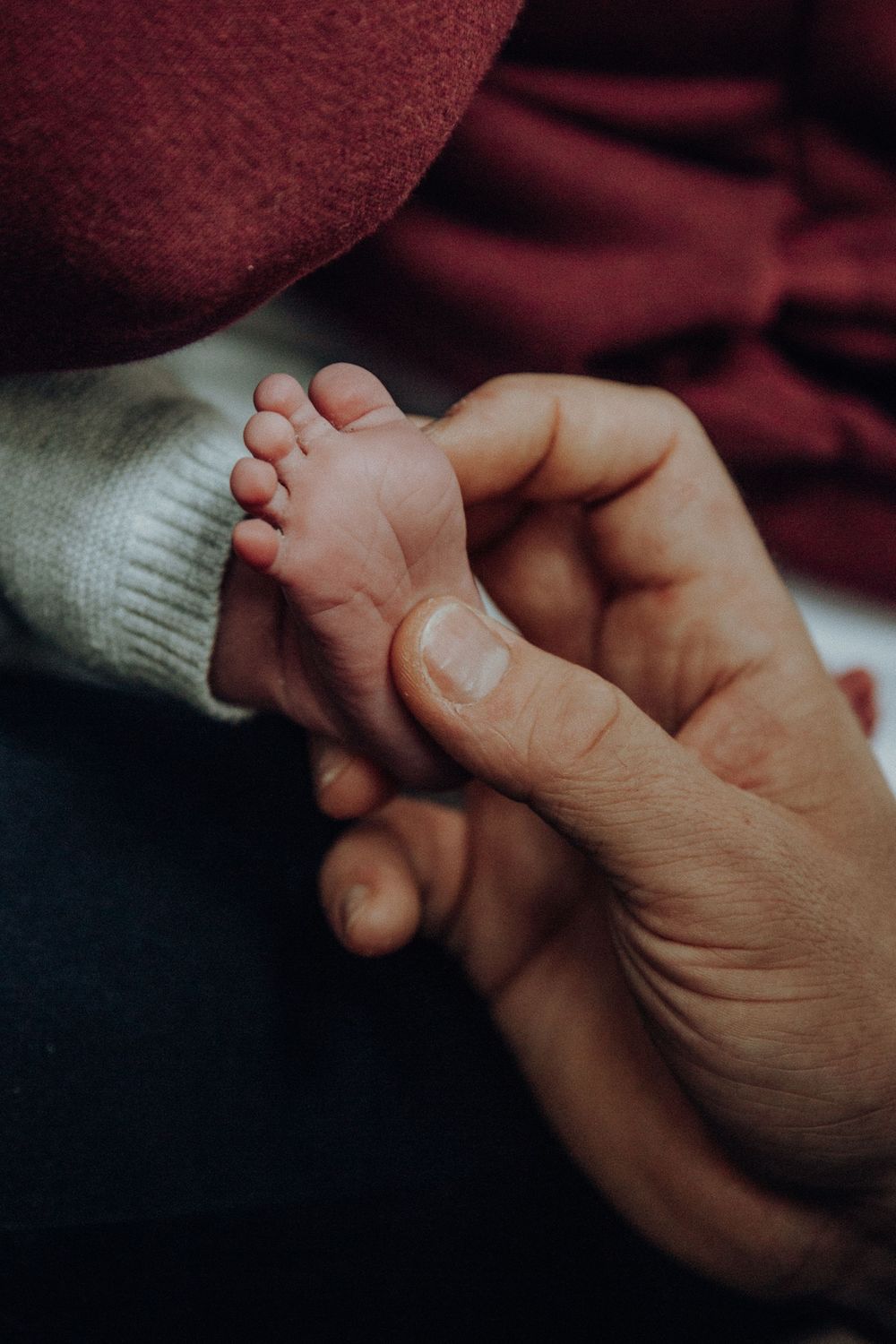 Papa streichelt kleine Füsse vom Baby