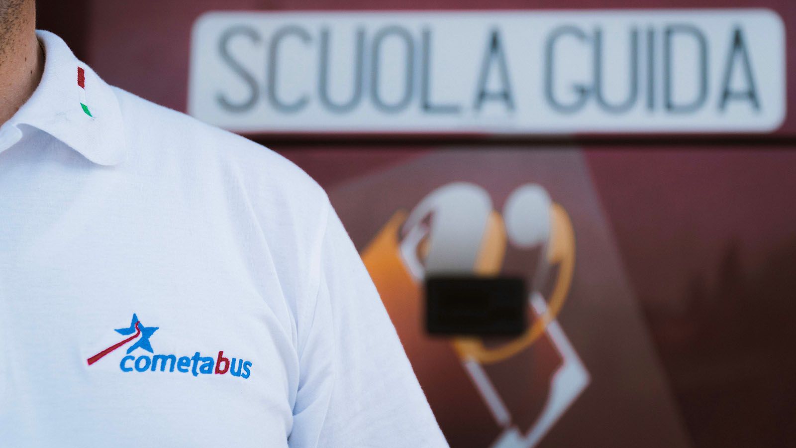 Dettaglio di un bus e una maglia di Cometabus