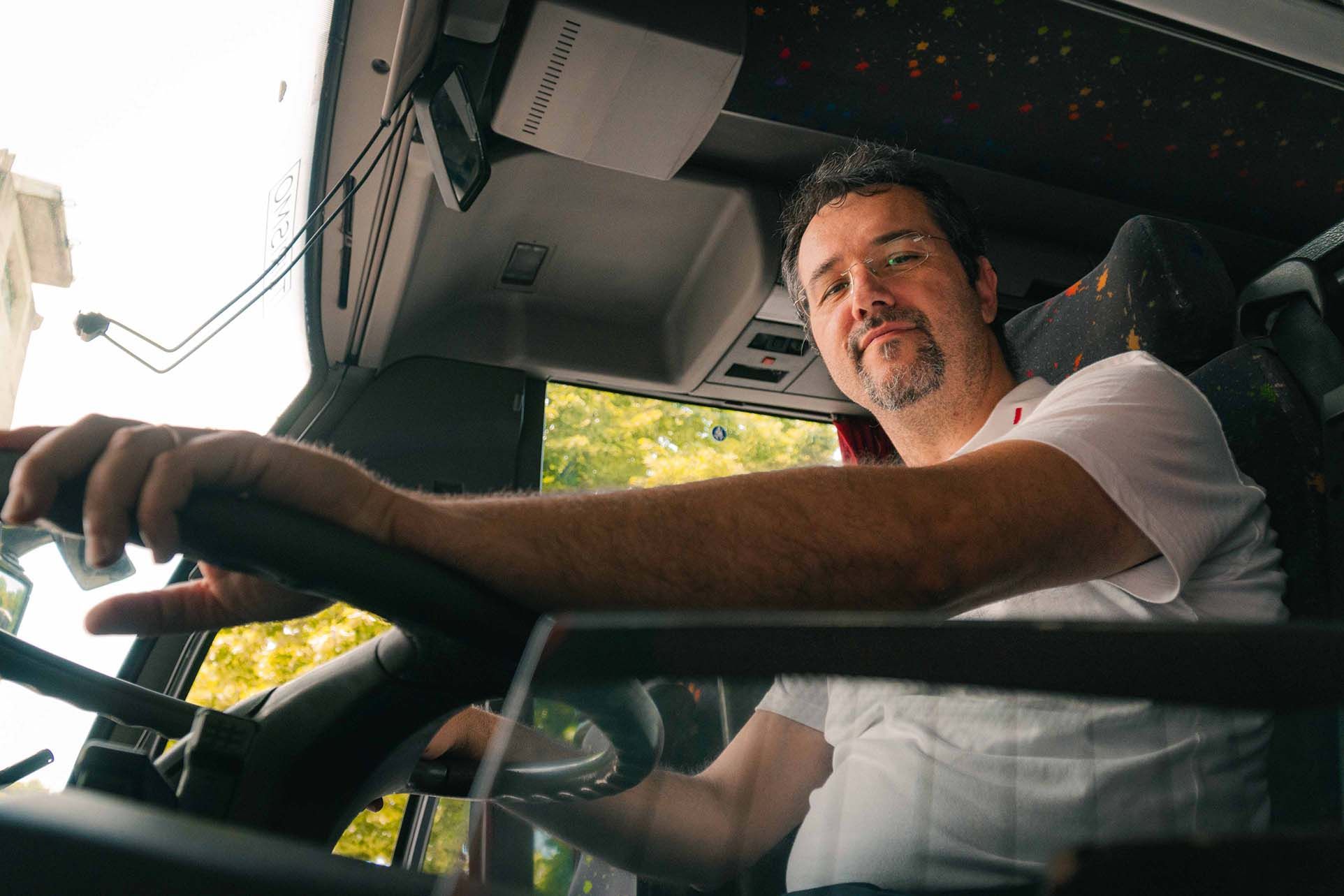 Gianmichele Egidi - Titolare Cometabus mentre guida un bus, shooting