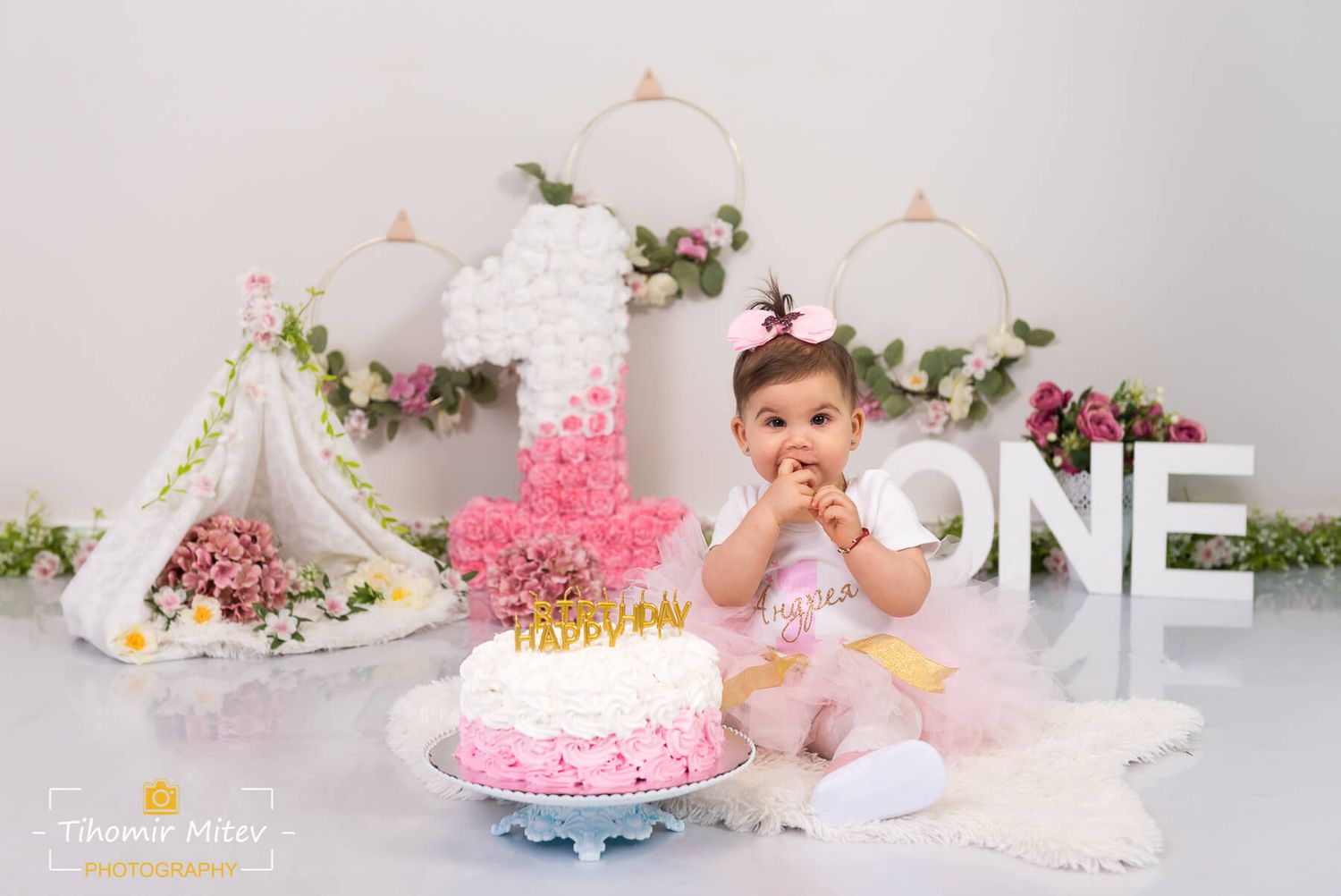 Фотосесия първа годинка smash cake с голяма цифра 1