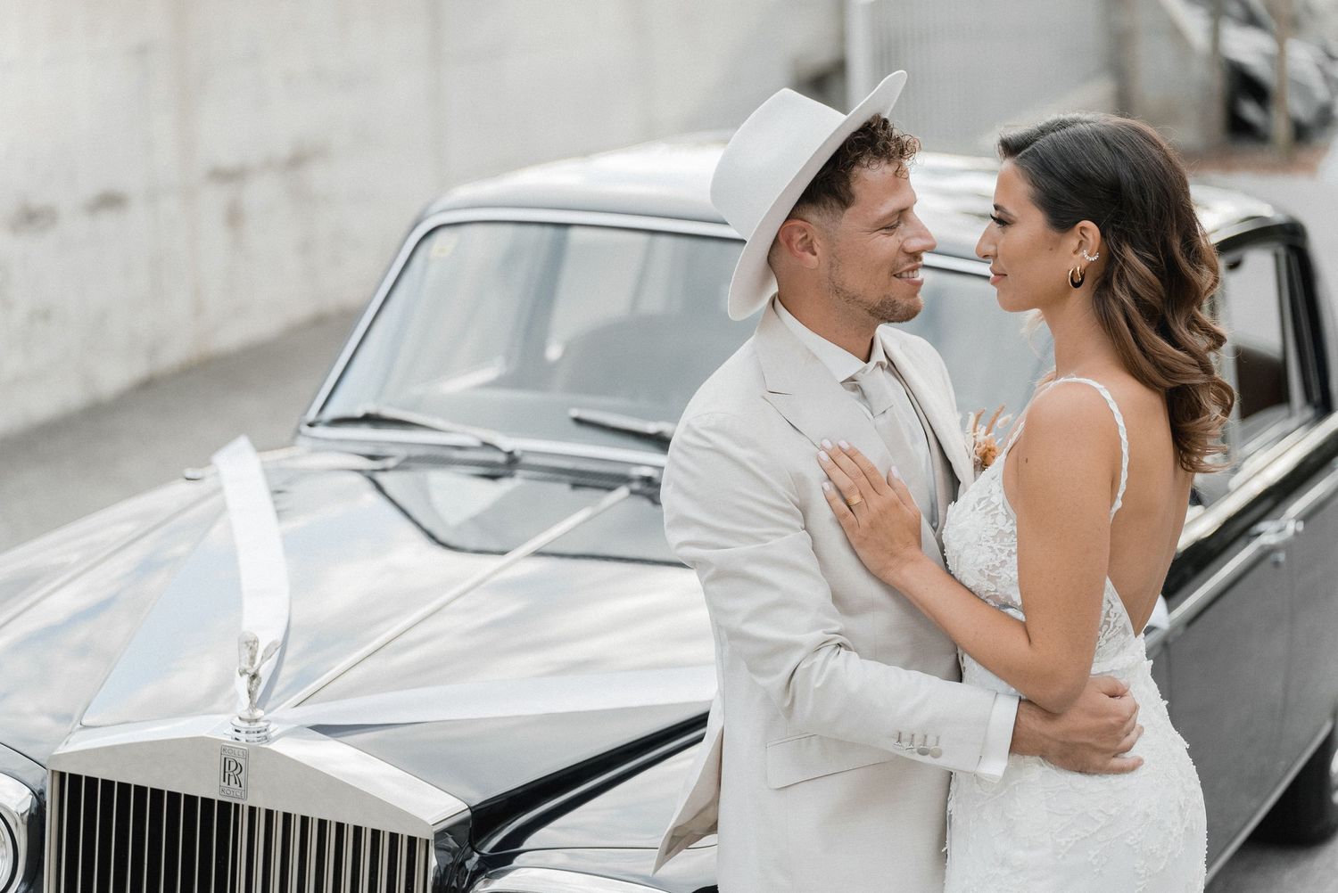 Mariage chic avec une Rolls Roys