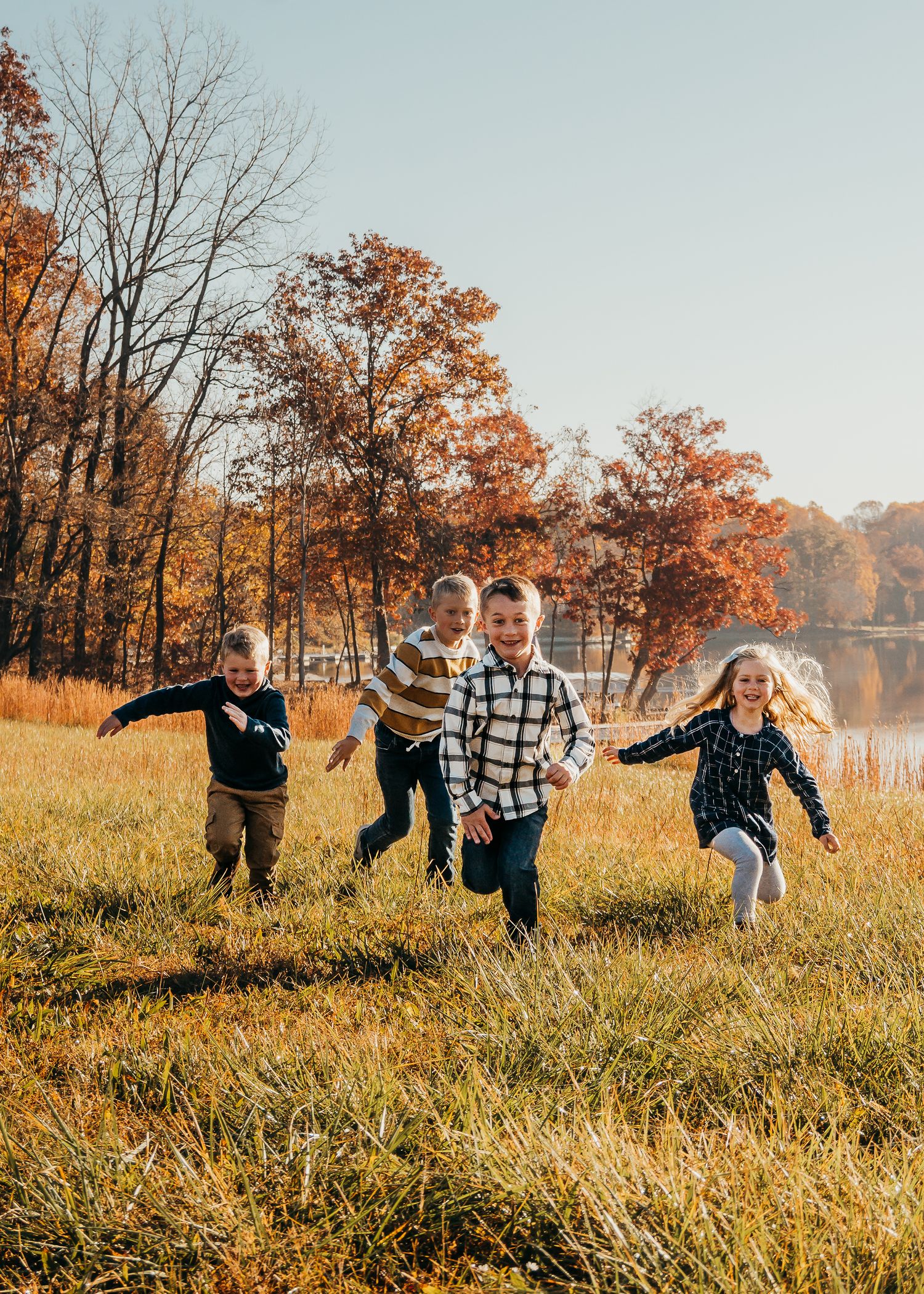 cousins race toward photographer during extended family session