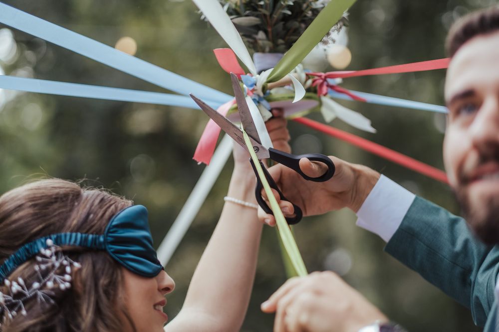 Grupo segurando espadas cruzadas num arco tradicional de cerimónia de casamento militar.