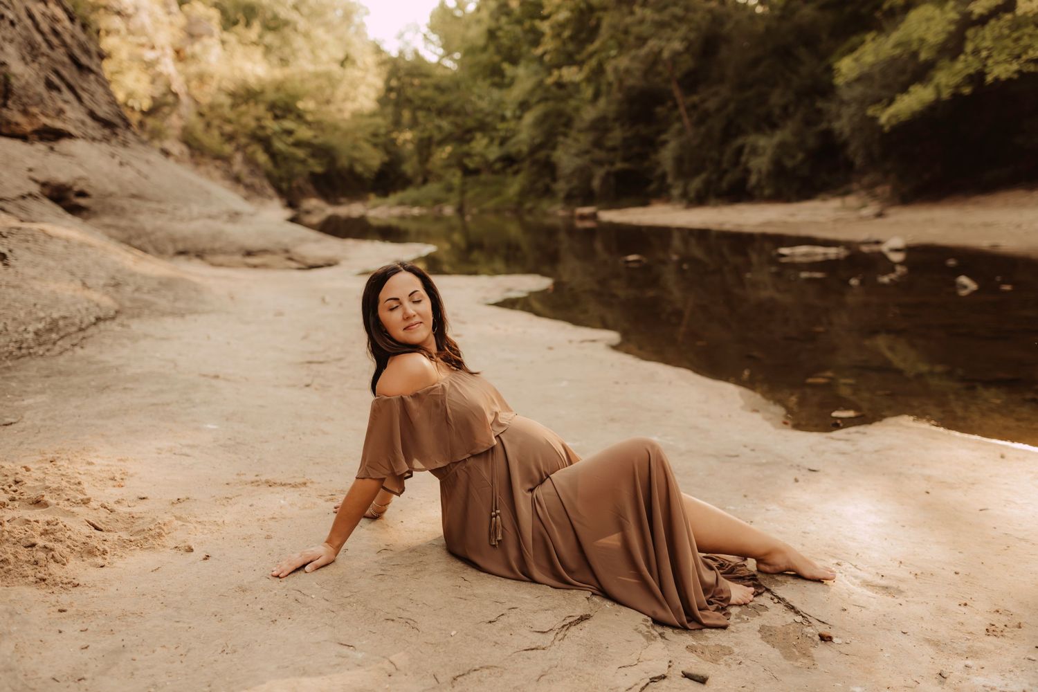 momma with baby bump posed by the creep maternity photography