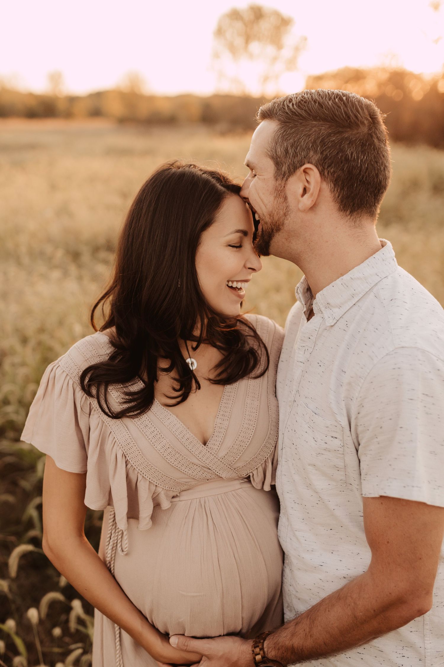 baby bump in a field maternity photography
