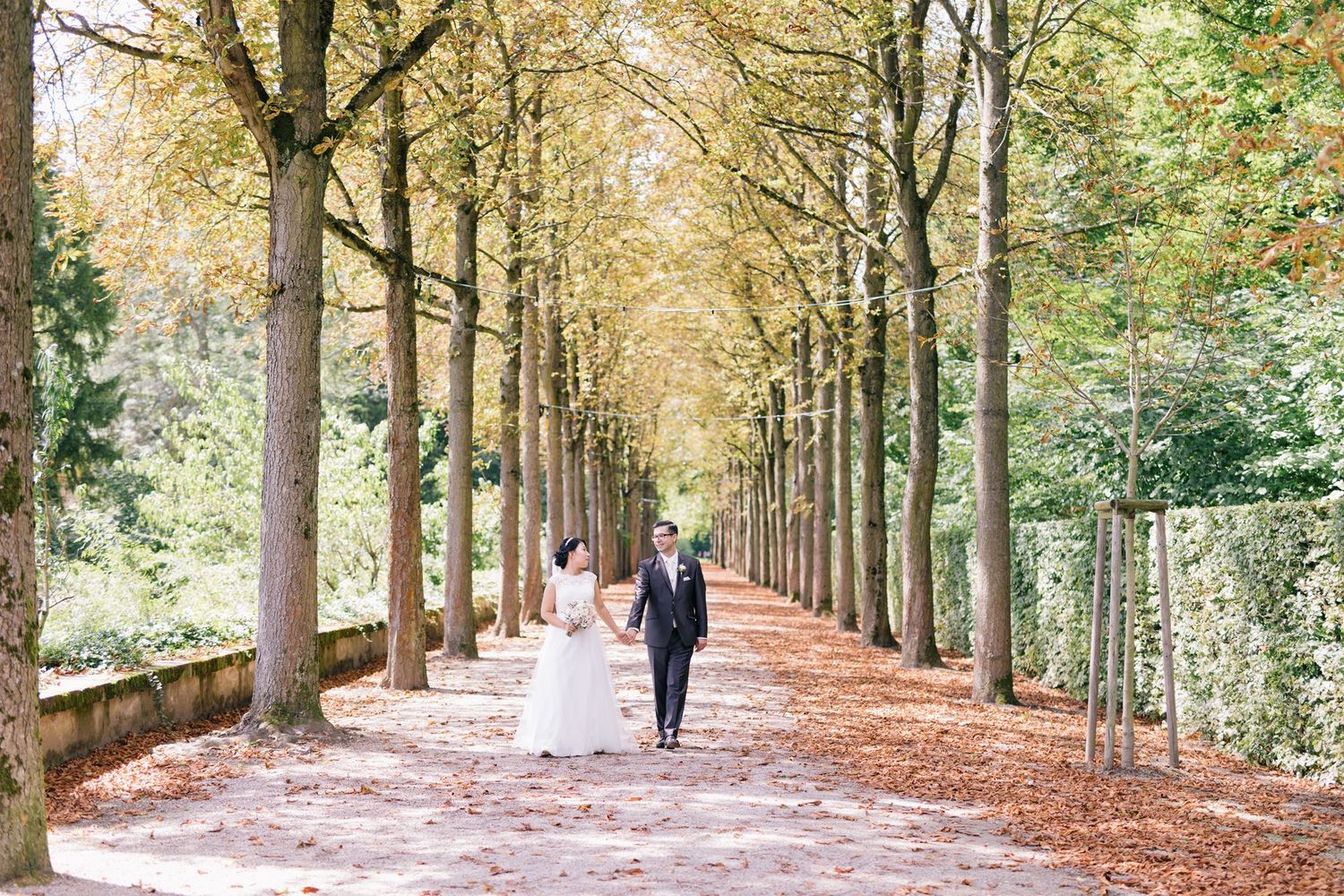 Hochzeitsfotografie - Brautpaar beim Spaziergang durch den Schlossgarten in Schwetzingen