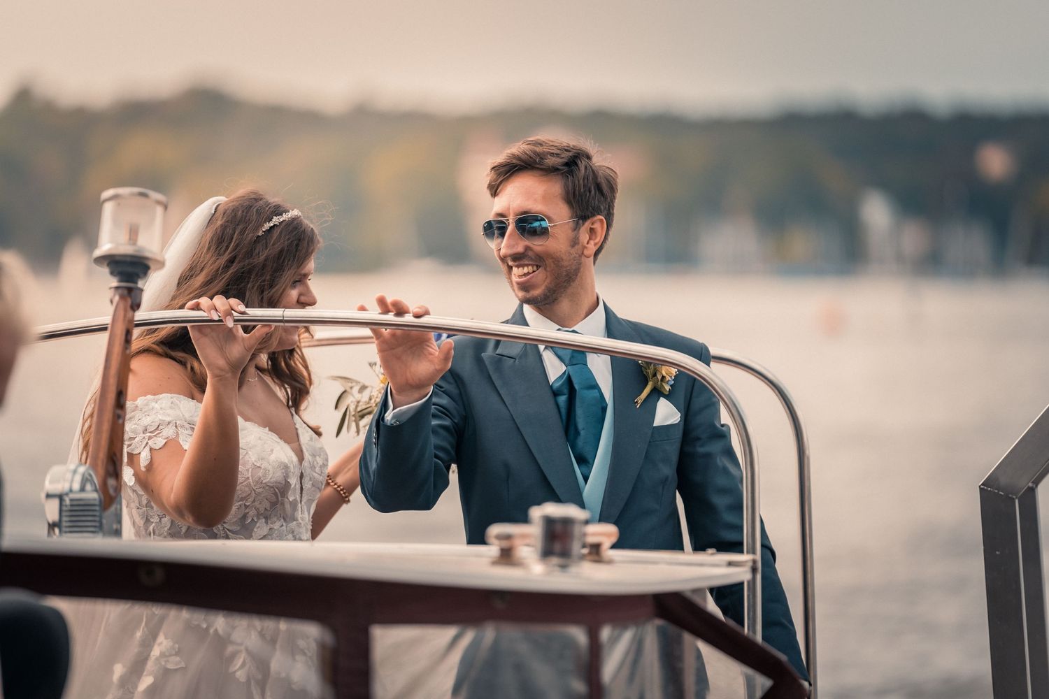 HOCHZEIT AM BLUMENFISCH AM GROSSEN WANNSEE IN BERLIN, Hochzeitsfotos Brautpaar