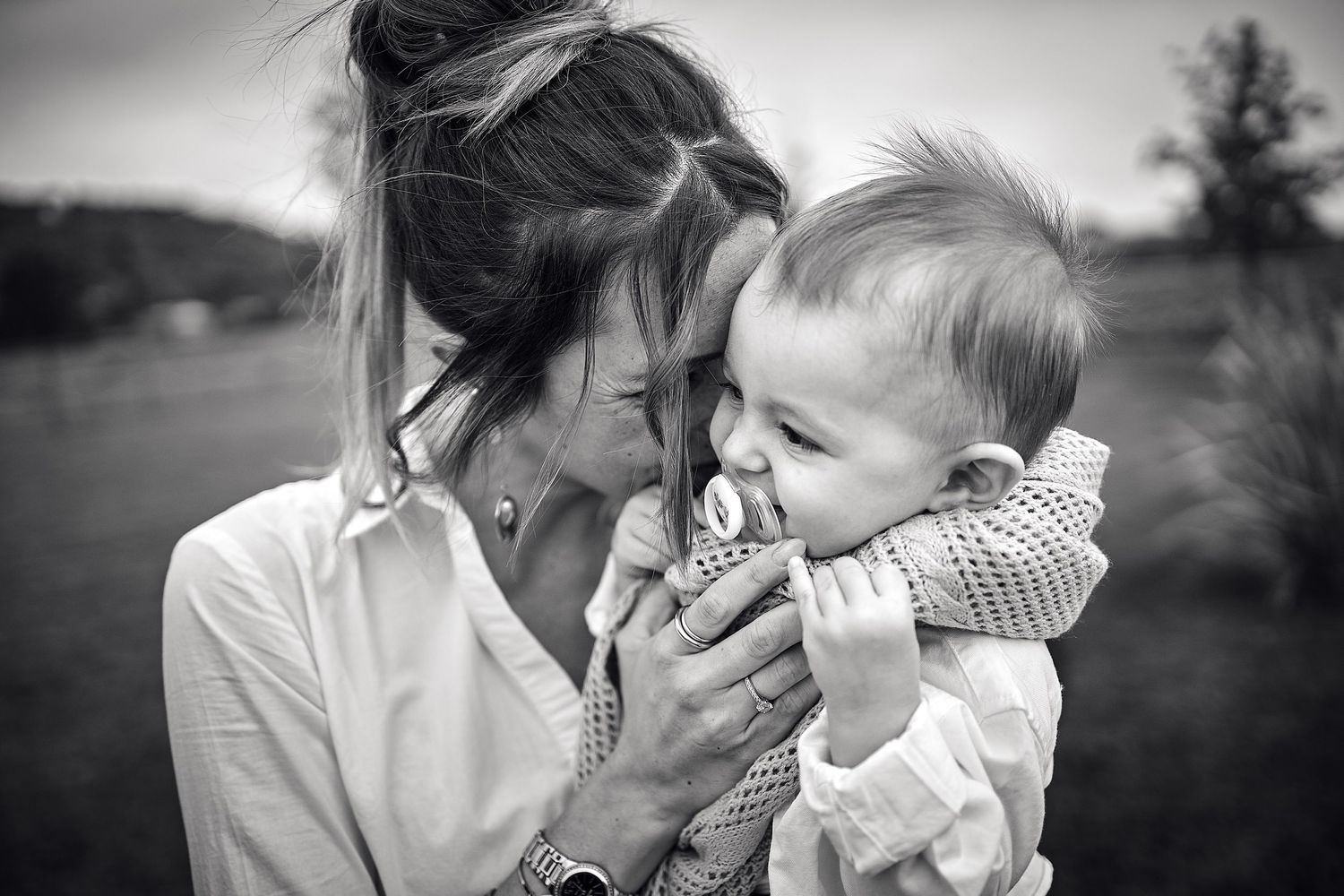 Mamma e figlio si abbracciano felici dopo il battesimo