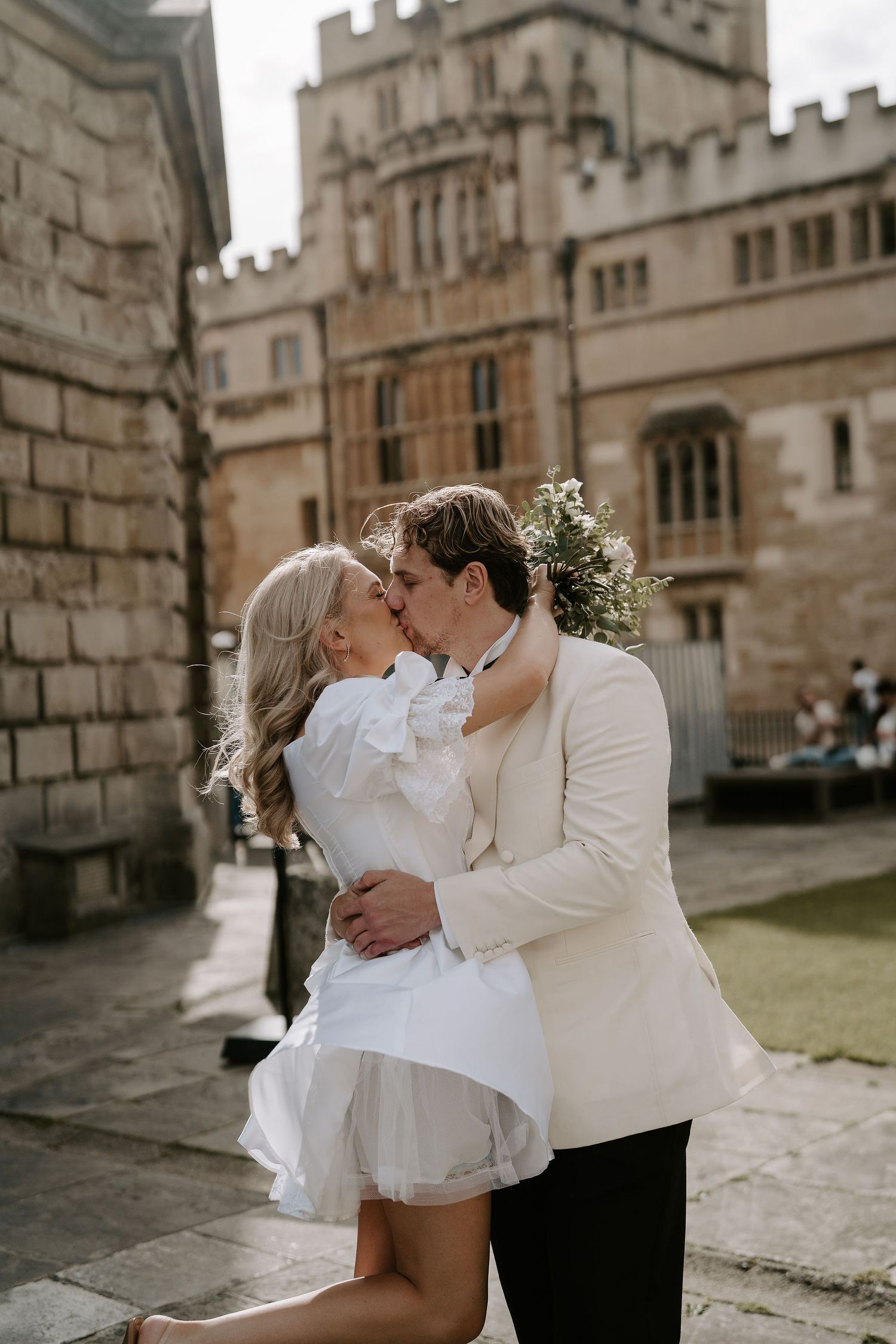 bride and groom kissing outside the bodleian library in Oxford