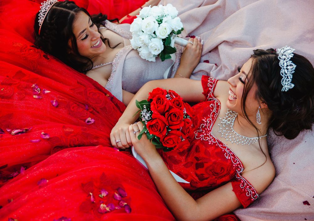 These twin sisters wear two beautiful quinceañera dresses