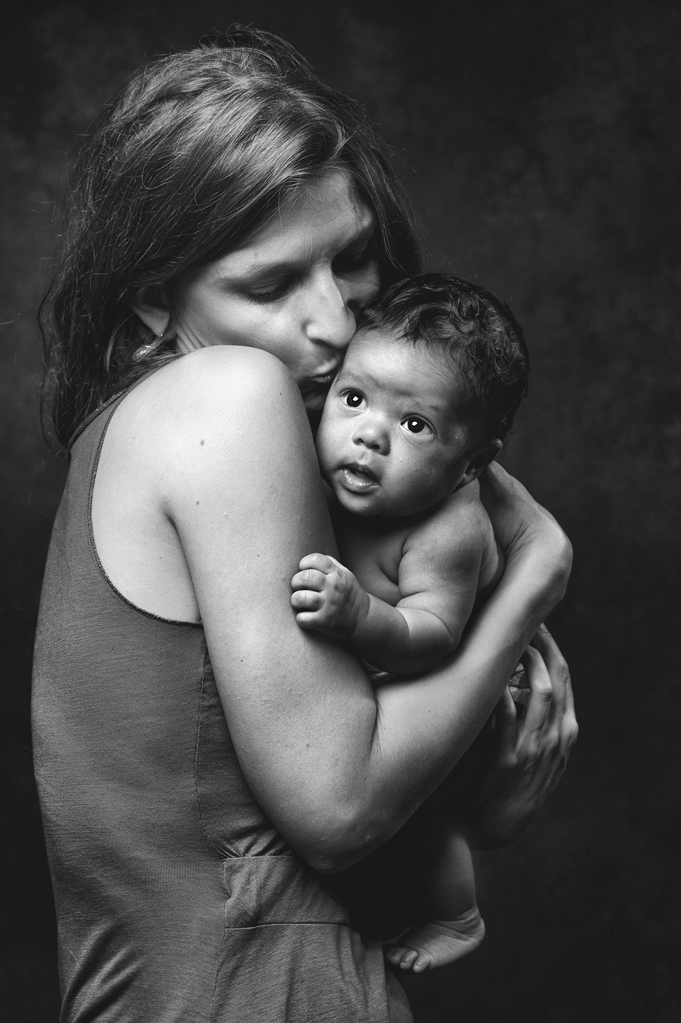 moeder met baby in zwart wit in de fotostudio