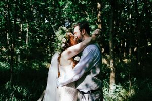 couple kiss